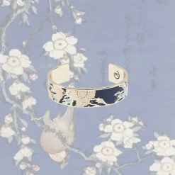 Boutiques de musées Bracelet jonc Hokusai - Cerisier et bouvreuil Discount