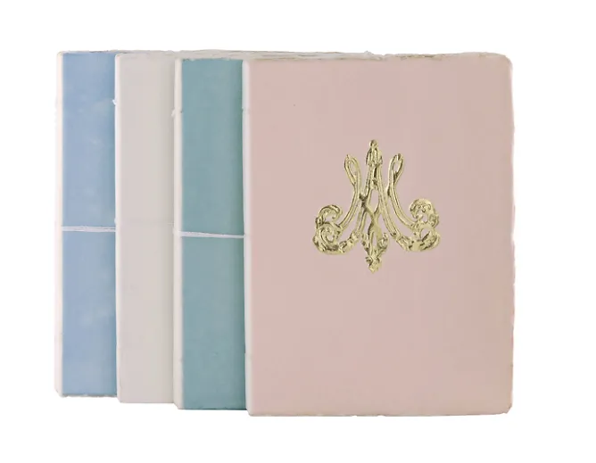 Boutiques de musées Cahier papier bouilli en cuve - Monogramme de Marie-Antoinette - Saumon