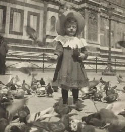 Boutiques de musées Devant le Dôme, Bernadette donne du grain aux pigeons (affiches d'art) Discount