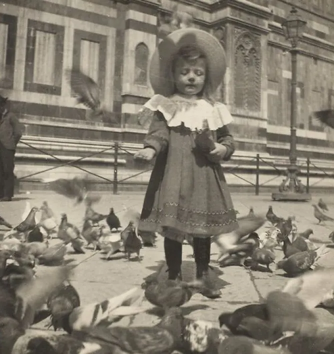 Boutiques de musées Devant le Dôme, Bernadette donne du grain aux pigeons (affiches d'art) Discount