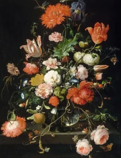 Panneaux Acryliques|Toiles Encadrées<Boutiques de musées Fleurs dans une carafe de cristal placé sur un piédestal en pierre avec une libellule (panneaux acryliques)