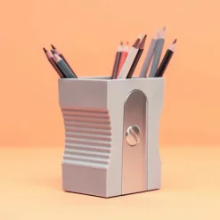 Design|Accessoires De Bureau<Boutiques de musées Pot à crayons en plastique - Taille-crayon Gris - Balvi