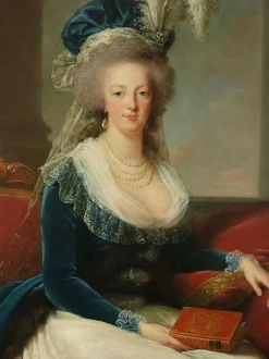Panneaux Aluminium|Toiles Encadrées<Boutiques de musées Reine Marie-Antoinette assise, en manteau bleu et robe blanche, tenant un livre à la main (panneaux aluminium)