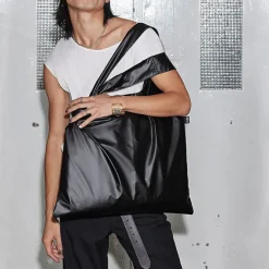 Boutiques de musées Sac noir métallique avec pochette zippée 50x42cm Best