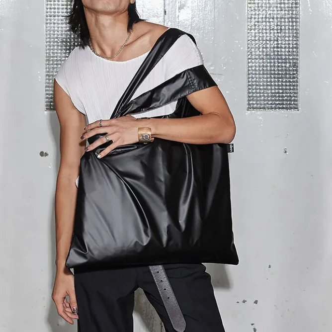Boutiques de musées Sac noir métallique avec pochette zippée 50x42cm Best