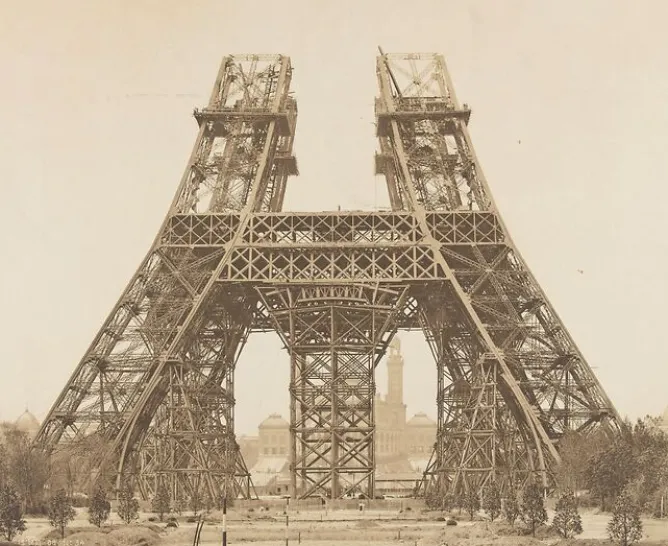 Boutiques de musées Tour Eiffel : montage des piliers au-dessus du pilier du 1er étage (affiches d'art) Hot